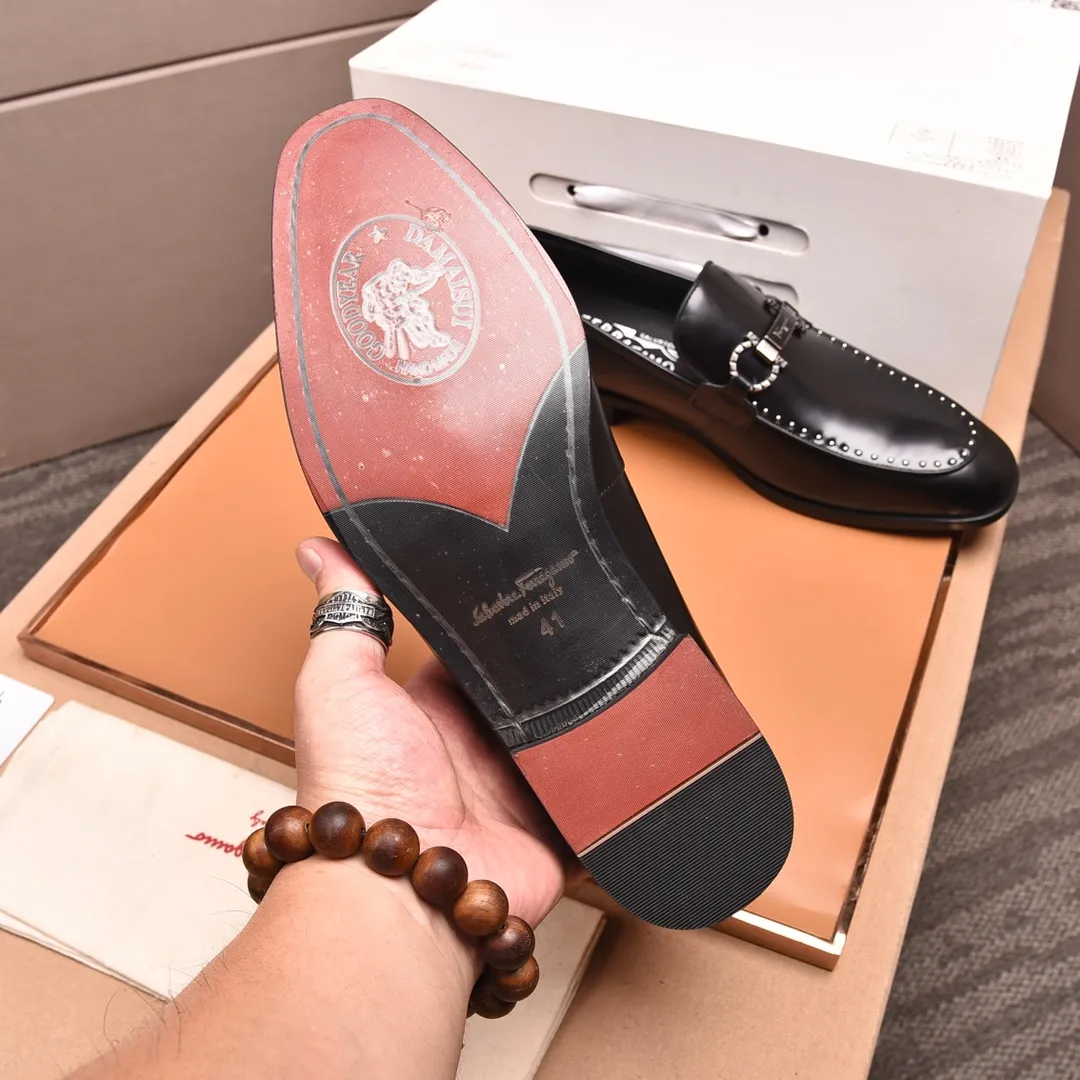 Men's shoes 💰540📛📛(water-dyed cowhide) Salvatore Ferragamo high-end (Salvatore Ferragamo) is the world's top luxury footwear brand. It comes from the fashion kingdom of Italy and is famous all over the world for its traditional handmade design and novel styles...🚶🏻🚶🏻New suit shoes are available simultaneously at the counter. This model is purely handmade. The fabric is imported from Italy's original first-layer cowhide. Soft water-dyed cowhide lining. Original authentic outsole🌀🌀Size: 38➖45